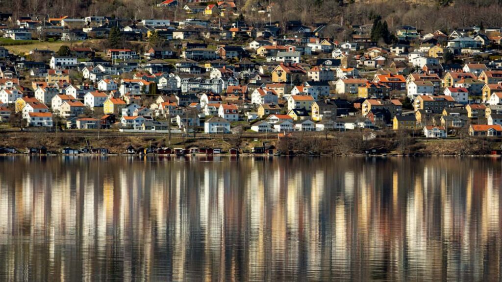 : Clubhouse, UGC- ROI.